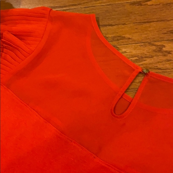 Express Red Top - Picture 5 of 5